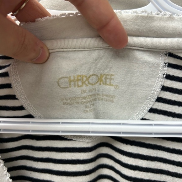 Cherokee Women’s Black & White T Shirt - Picture 3 of 3